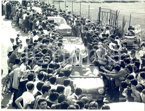 1966 CANTAGIRO BUSTO ARSIZIO Tony DALLARA e MICHELE acclamati dalla folla *Foto Fotografia d'epoca con didascalia coeva al verso. CONDIZIONI: GFORMATO: 24x18 cm     originale e autentica 1