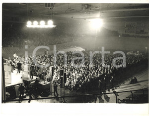 1967 CANTAEUROPA MILANO La serata allo Stadio OLIMPIA - Foto 24x18 cm Fotografia d'epoca con didascalia coeva al verso. CONDIZIONI: G (ma minima piegatura angolare)FORMATO: 24x18 cm     originale e autentica 1