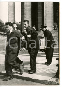 1953 PARIS Sciopero delle pompe funebri - Volontari CRF trasportano una bara