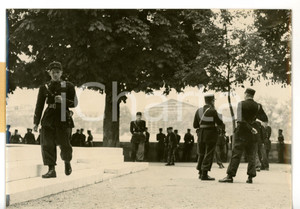 1958 PARIS Assemblea Nazionale - Servizio d'ordine sorveglia Palazzo Borbone Fotografia d'epoca con didascalia coeva.  CONDIZIONI: G (ma lieve graffio al margine inferiore) FORMATO: 18x13 cm     originale e autentica 1
