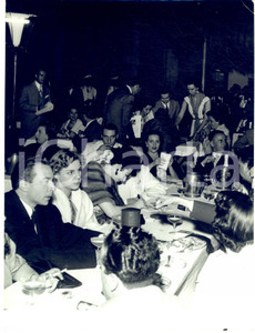 1954 GENOVA Festival Canzone Francese - AndrÃ© CLAVEAU Katyna RANIERI a cena Fotografia d'epoca con didascalia coeva al verso. CONDIZIONI: G (ma lieve piegatura angolare)FORMATO: 18x24 cm     originale e autentica 1