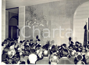 1957 MILANO 50Â° Anniversario "Istituto Gonzaga"  - Lapide per i Caduti *Foto  Fotografia d'epoca, con didascalia coeva al verso.  CONDIZIONI: FAIR (lievi piegature) FORMATO: 18x13 cm     originale e autentica 1