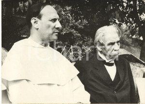 1959 GUNSBACH Albert SCHWEITZER con padre Dominique PIRE - Foto 18x13 cm  Fotografia d'epoca, con didascalia coeva al verso.  CONDIZIONI: G FORMATO: 18x13 cm     originale e autentica 1