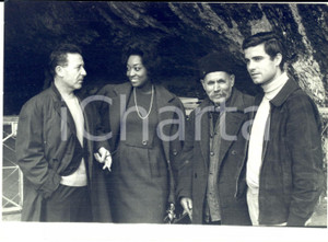 1963 GROTTE DI POSTUMIA Soprano Gloria DAVY con Nino CASTELNUOVO - Foto  Fotografia d'epoca, con didascalia coeva al verso.Nino Castelnuovo stava girando il film "La grotta".  CONDIZIONI: G (ma lievi difetti di stampa) FORMATO: 18x13 cm     originale e autentica 1