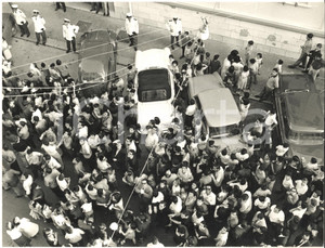 1965 PESCARA CANTAGIRO I fan in attesa dei cantanti *Foto ARTISTICA 24x18 cm Fotografia d'epoca con didascalia coeva.  CONDIZIONI: G     originale e autentica 1