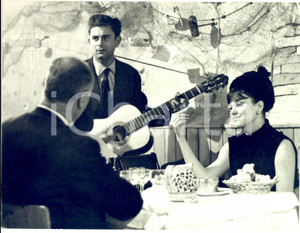 1963 FESTIVAL DI SANREMO Mandolinata a cena per MILVA - Foto 24x18 cm Fotografia d'epoca con didascalia coeva.  CONDIZIONI: POOR (piegature al lato sinistro; graffio al lato destro e lievi difetti di stampa)     originale e autentica 1