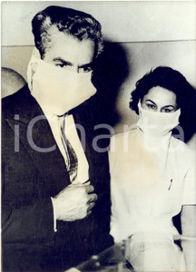 1959 TEHERAN SciÃ  Mohammad Reza PAHLAVI visita clinica con maschera protettiva  Fotografia d'epoca con didascalia coeva.   CONDIZIONI: FAIR (ampio alone; bassa qualit&agrave; di stampa) FORMATO: 13x18 cm      originale e autentica 1