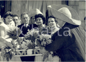1957 PARIS 1er Mai - RenÃ© COTY reÃ§oit du muguet porte-bonheur *Photo 18x13 cm Fotografia d'epoca con didascalia coeva.  CONDIZIONI: POOR (piegature al lato sinistro)FORMATO: 18x13 cm      originale e autentica 1