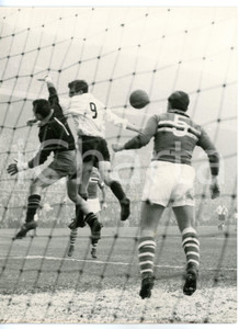 1960 CALCIO Serie A - INTER-SAMPDORIA 0-0 Parata alta di Ugo ROSIN *Foto 18x24 Fotografia d'epoca con didascalia coeva.  CONDIZIONI: G (ma lieve alone e sovraimpressione al margine destro) FORMATO: 18x24 cm     originale e autentica 1