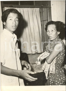 1960 KUALA LUMPUR Nozze Chee Keo Miu - Queck Teck Heng con 40 anni di differenza Fotografia d'epoca con didascalia coeva.  CONDIZIONI: FAIR (piegature al margine superiore) FORMATO: 13x18 cm     originale e autentica 1