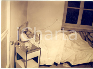 1958 TORINO Zoe LOLLOBRIGIDA in ospedale denuncia la sua miseria *Foto 18x13 cm Fotografia d'epoca con didascalia coeva, che ritrae una sedicente zia di Gina Lollobrigida.  CONDIZIONI: FAIR (minime piegature e ingiallimento superficiale)FORMATO: 18x13 cm     originale e autentica 1