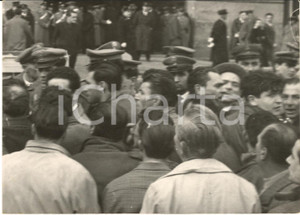 1959 NAPOLI Manifestazione di disoccupati davanti al Comune *Foto 18x13  Fotografia d'epoca, con didascalia coeva al verso.  CONDIZIONI: FAIR (graffi superficiali) FORMATO: 18x13 cm     originale e autentica 1