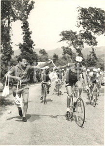 1967 CICLISMO GIRO D'ITALIA Vittorio ADORNI riceve sacchetto viveri *Foto 13x18 Fotografia d'epoca con didascalia coeva al verso. CONDIZIONI: G FORMATO: 13x18 cm     originale e autentica 1
