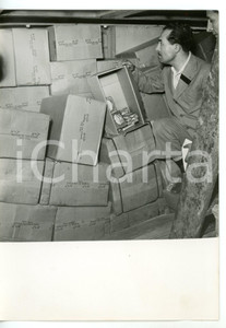 1955 ca USTICA (PALERMO) Sequestro sigarette di contrabbando su una nave inglese Fotografia d'epoca con didascalia coeva.  CONDIZIONI: G (ma lieve sovraimpressione circolare) FORMATO: 13x18 cm     originale e autentica 1