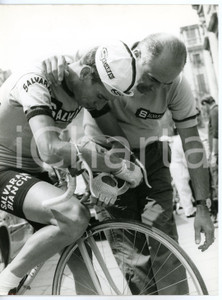1967 CICLISMO GIRO D'ITALIA - UDINE Felice GIMONDI e Luciano PEZZI *Foto 18x24 Fotografia d'epoca con didascalia coeva.  CONDIZIONI: G (ma minimi difetti di stampa) FORMATO: 18x24 cm      originale e autentica 1