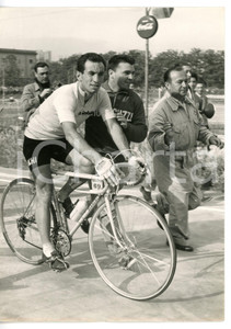 1957 CICLISMO GIRO D'ITALIA - NAPOLI Nino DEFILIPPIS maglia rosa *Foto 13x18 cm Fotografia d'epoca con didascalia coeva.  CONDIZIONI: G (ma lievi difetti di stampa) FORMATO: 13x18 cm     originale e autentica 1