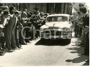 1955 FIRENZE Folla al passaggio dell'auto del nuovo presidente Giovanni GRONCHI Fotografia d'epoca.  CONDIZIONI: G FORMATO: 17x12 cm     originale e autentica 1
