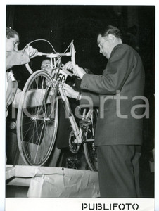 1955 ca CICLISMO ROMA Ludwig HORMANN alla punzonatura *Foto 13x18 cm Fotografia d'epoca con didascalia coeva.  CONDIZIONI: FAIR (piegatura al margine inferiore) FORMATO: 13x18 cm     originale e autentica 1