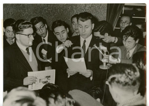 1954 TOKYO Ambasciatore russo dichiara il rapimento di Yuri A. RASTOVOROV *Foto Fotografia d'epoca con didascalia coeva.  CONDIZIONI: FAIR (bassa qualit&agrave; di stampa e lieve piegatura al margine sinistro) FORMATO: 18x13 cm     originale e autentica 1