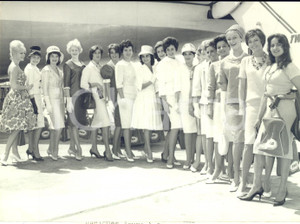 1960 PARIS ORLY Départ de reines de beauté pour "Miss International Beauty"