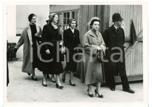 1953 WESTMINSTER ABBEY Coronation Rehearsal - Lady Rosemary SPENCER-CHURCHILL  Fotografia d'epoca con didascalia coeva.La fotografia mostra Rosemary Spencer-Churchill,Jane Vane-Tempest-Stewart e Mary Baillie-Hamilton.  CONDIZIONI: G (ma lieve piegatura al centro) FORMATO: 20x15 cm     originale e autentica 1