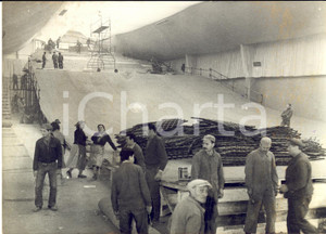1960 PARIS Salon des Sports - Construction d'une piste pour une Ã©cole de ski Fotografia d'epoca con didascalia coeva.  CONDIZIONI: FAIR (difetti di stampa e ingiallimenti al margine superiore) FORMATO: 18x13 cm    originale e autentica 1