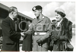 1959 ALDERSHOT OFFICER CADET SCHOOL Harold ALEXANDER congratulates his son Brian Fotografia d'epoca con didascalia coeva.  CONDIZIONI: G FORMATO: 20x13 cm     originale e autentica 1