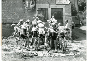 1961 TOUR DE FRANCE - VENERE / CUGNEY I ciclisti si rinfrescano a una fontana