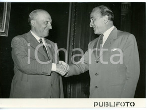 1953 ROMA Stretta di mano tra Attilio PICCIONI e Cesare MERZAGORA *Foto 18x13 cm Fotografia d'epoca con didascalia coeva.  CONDIZIONI: G (ma minimi difetti di stampa) FORMATO: 18x13 cm     originale e autentica 1
