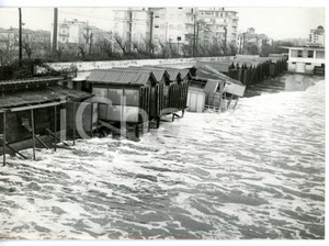 1958 LIDO DI VENEZIA Spiaggia allagata con cabine distrutte dalla tempesta *Foto Fotografia d'epoca con didascalia coeva.  CONDIZIONI: G FORMATO: 18x13 cm     originale e autentica 1