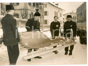 1956 CORTINA OLIMPIADI INVERNALI BOB John RAINFORTH - Keith SCHELLENBERG *Foto Fotografia d'epoca con didascalia coeva.  CONDIZIONI: FAIR (ma aloni; piccoli difetti di stampa) FORMATO: 18x13 cm     originale e autentica 1