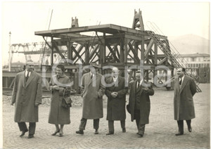 1958 RAVENNA Ambasciatore jugoslavo visita gli impianti A.N.I.C. - Foto 18x13  Fotografia d'epoca con didascalia coeva.    CONDIZIONI: G FORMATO: 18x13 cm     originale e autentica 1