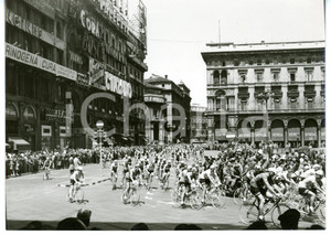 1956 CICLISMO GIRO D'ITALIA - MILANO Passaggio dei corridori in piazza del DUOMO