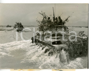 1955 ca ESERCITAZIONI SALDATURA VENETA Carri armati guadano il fiume TAGLIAMENTO Fotografia d'epoca con didascalia coeva.  CONDIZIONI: FAIR (lieve ondulatura e difetti di stampa) FORMATO: 18x13 cm     originale e autentica 1