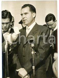 1957 ROMA Vicepresidente USA Richard NIXON rilascia intervista ai giornalisti