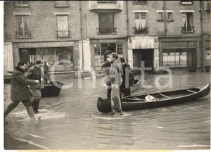 1955 VILLENEUVE-LE-ROI Habitants en canoÃ« aprÃ¨s les inondations - Photo 18x13 Fotografia d'epoca con didascalia coeva al verso.  CONDIZIONI: FAIR (piegatura angolare e lieve brunitura al lato destro) FORMATO: 18x13 cm      originale e autentica 1