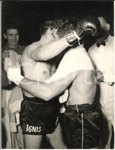 1954 MILANO BOXE Europei PESI LEGGERI - Duilio LOI e Bruno VISINTIN a fine match