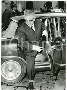 1963 ROMA Giovanni LEONE si reca alla sedura inaugurale della IV legislatura Fotografia d'epoca con didascalia coeva.  CONDIZIONI: G FORMATO: 13x18 cm     originale e autentica 1