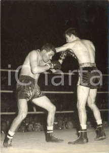 1957 BOXE ROMA Foro Italico - Emilio MARCONI vs Peter WATERMAN - Foto 13x18 cm Fotografia d'epoca, con didascalia coeva al verso.  CONDIZIONI: G (ma sovraimpressione circolare) FORMATO: 13x18 cm    originale e autentica 1