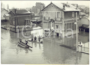 1959 VILLENEUVE-SAINT-GEORGES Boy-scouts assist in the evacuation after flood Fotografia d'epoca con didascalia coeva.  CONDIZIONI: GFORMATO: 18x13 cm     originale e autentica 1