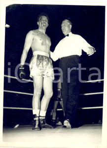 1955 ca LONDON BOXE The referee leads Henry COOPER bloody to his corner *Photo Fotografia d'epoca con didascalia coeva.   CONDIZIONI: FAIR (lievi piegature marginali)FORMATO: 15x20 cm     originale e autentica 1