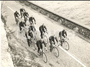 1959 CICLISMO - GARDONE RIVIERA La squadra della EMI in ritiro - Foto 18x13 cm Fotografia d'epoca con didascalia coeva al verso. CONDIZIONI: G FORMATO: 18x13 cm     originale e autentica 1