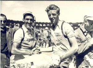 1953 CYCLISME TOUR DE FRANCE Jan NOLTEN vincitore 8^ tappa con Gerrit VORTING  Fotografia d'epoca con didascalia coeva.  CONDIZIONI: G  FORMATO: 17x12 cm     originale e autentica 1