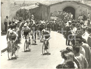 1956 CICLISMO BARBERINO DI MUGELLO Passaggio del Giro di Toscana *Foto 18x13 cm Fotografia d'epoca con didascalia coeva. CONDIZIONI: FAIR (sovraimpressione orizzontale)FORMATO: 18x13 cm     originale e autentica 1