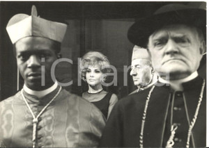 1965 ROMA Film "Le bambole" - Gina LOLLOBRIGIDA sul set tra i monsignori *Foto