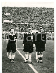 1955 ROMA CALCIO Amichevole ITALIA-GERMANIA 2-1 - Arbitro Arthur Edward ELLIS Fotografia d'epoca con didascalia coeva.  CONDIZIONI: FAIR (lievi sovraimpressioni e aloni; piegatura al margine sinistro) FORMATO: 13x18 cm     originale e autentica 1