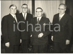 1957 ROMA Giuseppe SARAGAT riceve Aneurin BEVAN Richard CROSSMAN Morgan PHILLIPS Fotografia d'epoca, con didascalia dattiloscritta al verso, relativa all'incontro del leader PSDI  con i laburisti inglesi.  CONDIZIONI: G FORMATO: 18x13 cm    originale e autentica 1