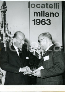1963 MILANO Convegno azienda Locatelli - Arturo LOCATELLI premia Arturo PICCO 1  Fotografia d'epoca con didascalia dattiloscritta coeva.Arturo Locatelli premia Arturo Picco per i 50 anni di attivit&agrave;.   CONDIZIONI: G (ma graffi al margine sinistro e al margine destro, brunitura al margine inferiore) FORMATO: 13x18 cm     originale e autentica 1