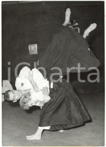 1959 PARIS - ARTS OF SELF-DEFENCE A young lightweight during her aikidō training