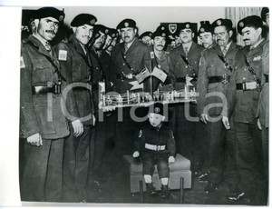 1964 AMMAN Abd Allah II di GIORDANIA bambino tra gli ufficiali della guardia Fotografia d'epoca con didascalia coeva.  CONDIZIONI: G (ma lievi macchie al margine sinistro) FORMATO: 18x13 cm     originale e autentica 1